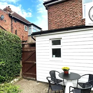https://3-bedroom-house-with-parking-garden-by-cherry-inn.cambridgehotelsuk.com