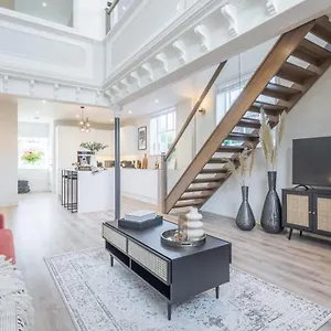https://deluxe-modern-themed-1-bedroom-apartment.cambridgehotelsuk.com